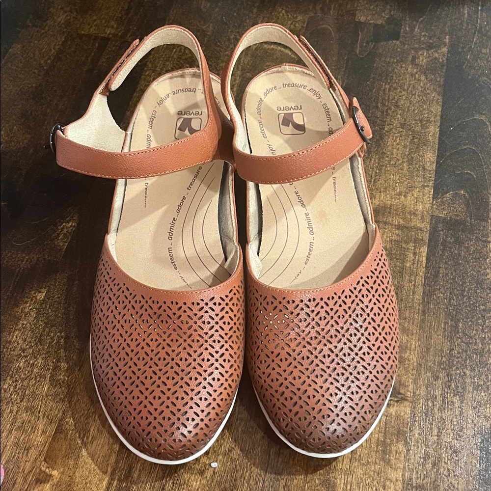 Revere Calabria Closed Toe Leather Sandals Laser Cut Mini Wedges Women’s Size 9w